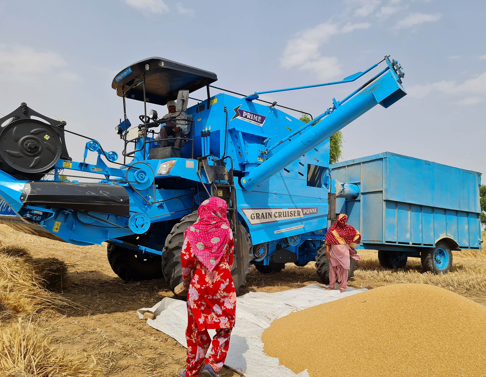Grain Cruiser Combine | India's first combine harvester with straw-making facility empties grain into a trailer.