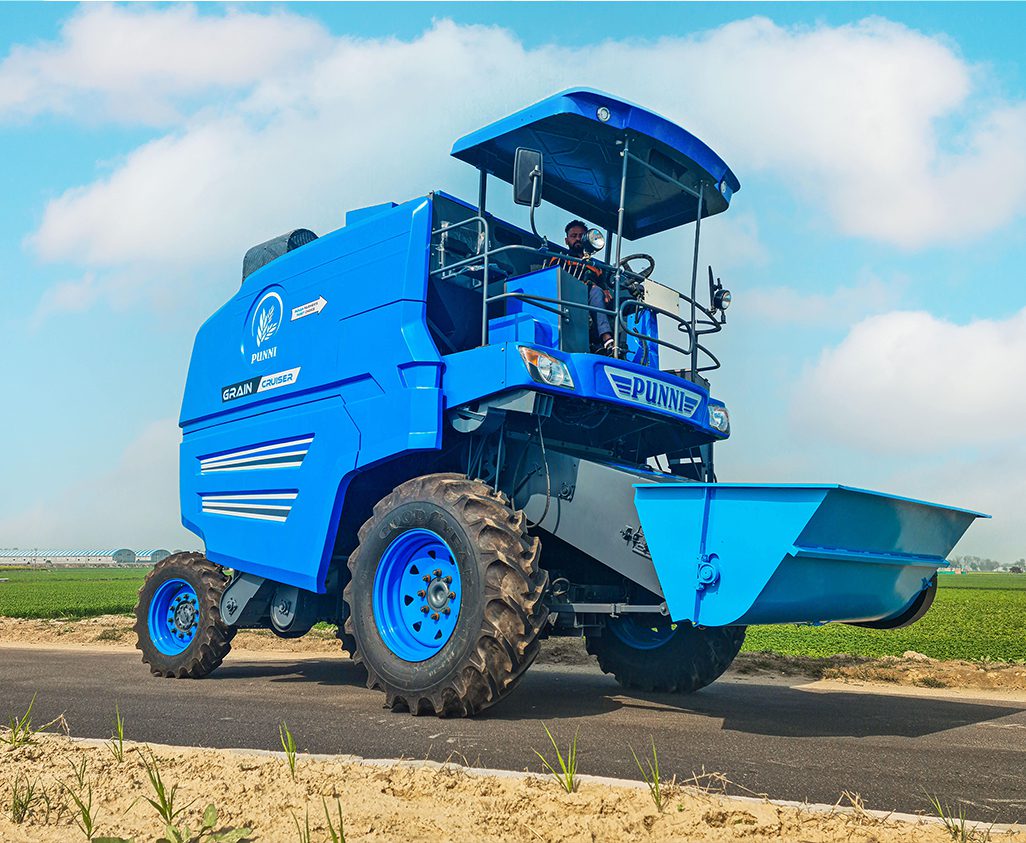 Grain Cruiser Combine Harvester Side view in operation